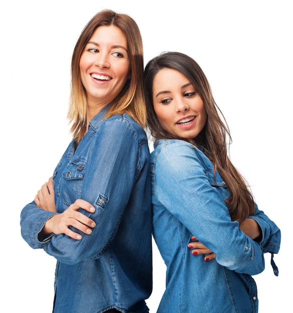 Frauen Rücken an Rücken