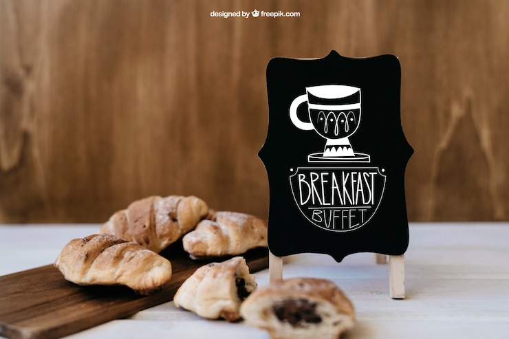 Kostenlose PSD frühstück mockup mit croissants und board