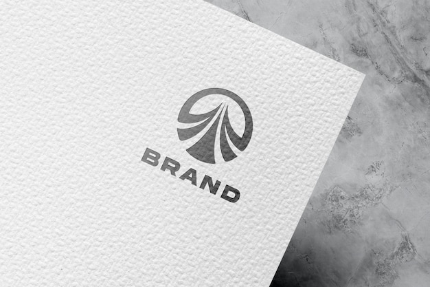 Geprägtes logo-modell auf weißem papier