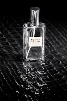 Glasflasche parfümmodell mit klarem wasser