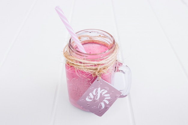 Kostenlose PSD glasmodell mit rosa joghurt