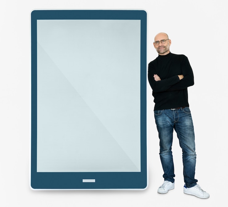 Kostenlose PSD glücklicher mann, der neben einer tablette steht