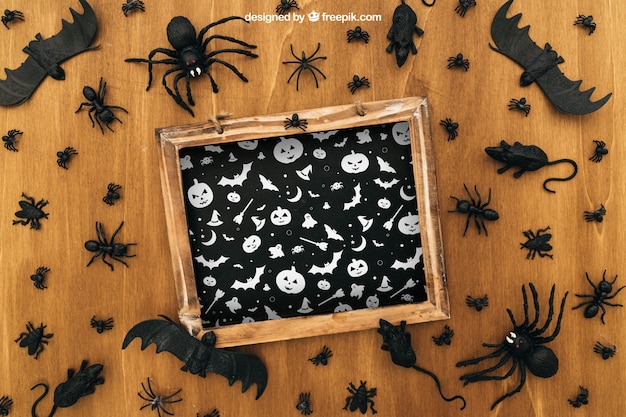 Kostenlose PSD halloween mockup mit schiefer und fledermäuse