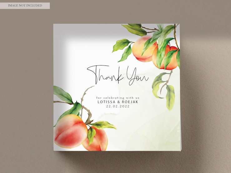 Kostenlose PSD hochzeitseinladungskarte mit aquarellpfirsichfrucht und grünen blättern handgezeichnet
