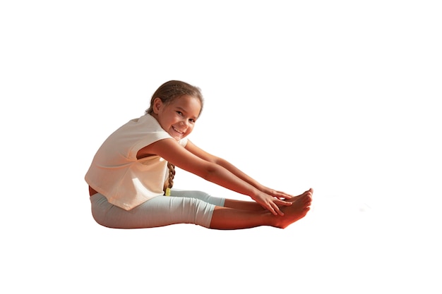 Junges Mädchen, das Yoga und Meditation macht