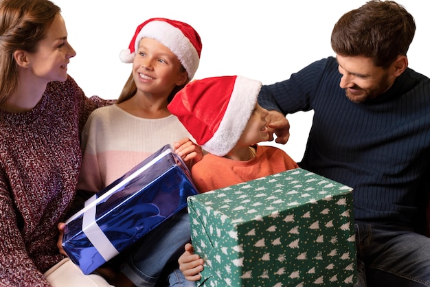 Kinder öffnen geschenke zu weihnachten