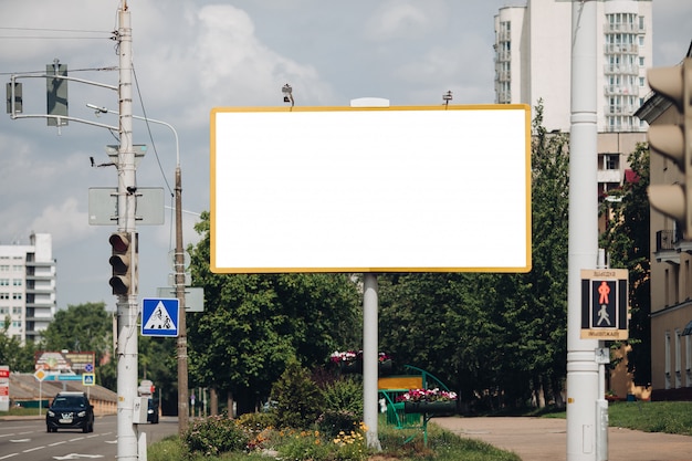 Kostenlose PSD leere plakatwand in der stadt