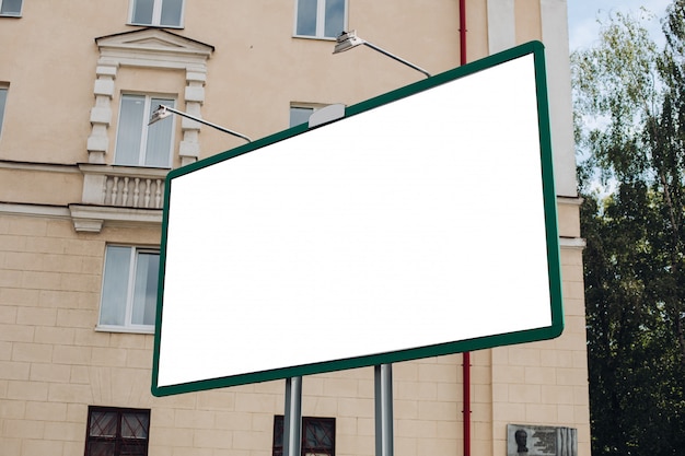 Kostenlose PSD leere plakatwand in der stadt