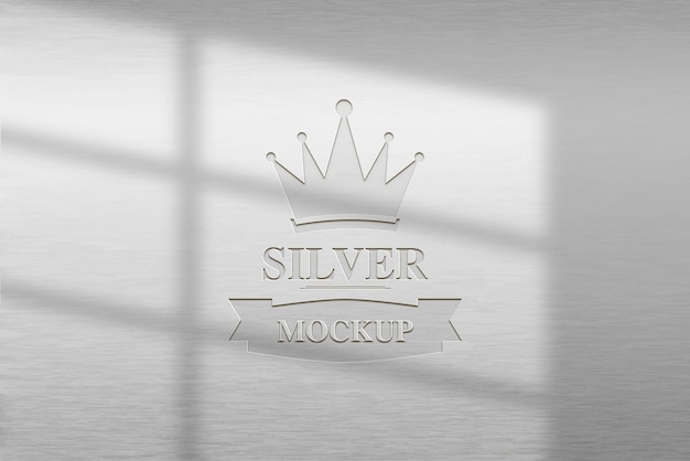 Luxuriöses modell mit geprägtem logo und schatten auf silbernem metall
