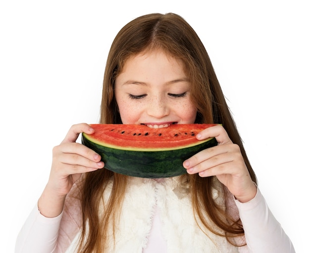 Mädchen, das Wassermelonestudio-Konzept isst