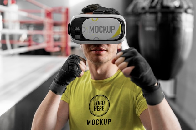 Mann, der virtual-reality-brille beim boxtraining verwendet