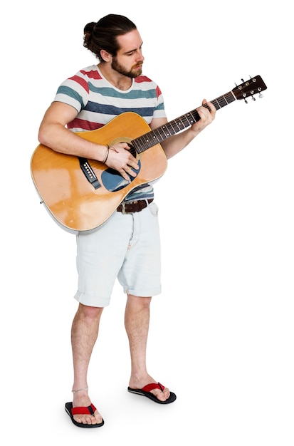 Mann spielt Gitarre