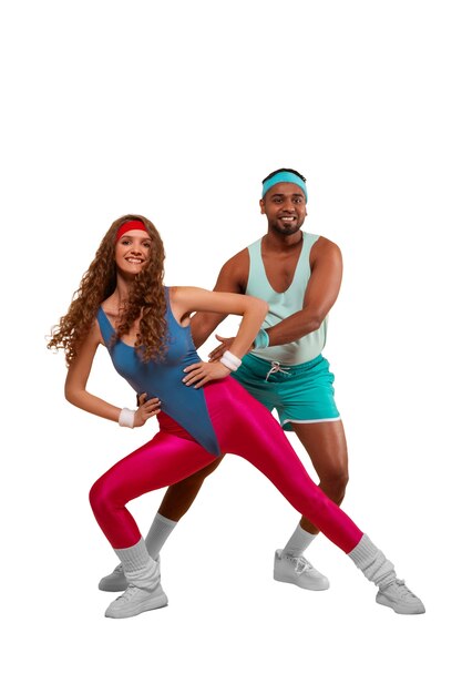 Menschen trainieren in 80er-Jahre-Fitnesskostümen