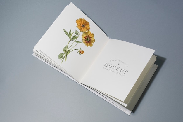 Mittelfaltbuchmodell mit Blumenillustration