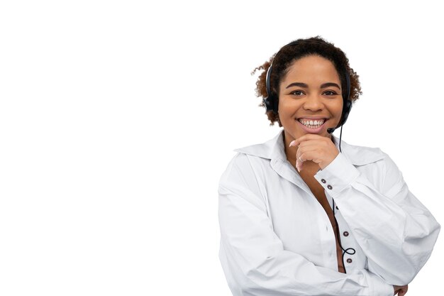 Mittelgroße Aufnahme einer Frau, die im Callcenter arbeitet