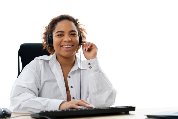 Mittelgroße Aufnahme einer Frau, die im Callcenter arbeitet