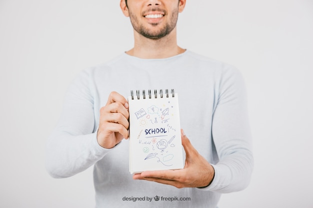 Mock up Design mit jungen Mann hält Notebook