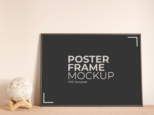 Modernes und minimalistisches horizontales schwarzes poster oder fotorahmenmodell auf dem holztisch im wohnzimmer Premium PSD