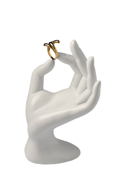 Nahaufnahme des goldenen Rings an der Schaufensterpuppenhand