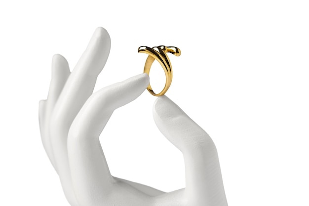 Nahaufnahme des goldenen Rings an der Schaufensterpuppenhand