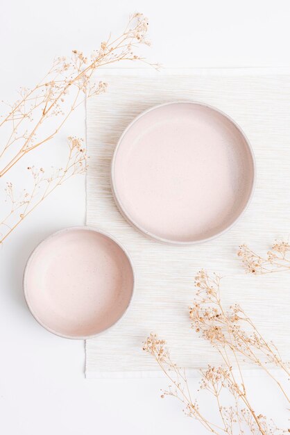 Pink Plate PSD Mockup im Flat Lay Style mit getrockneten Blumen