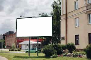 Kostenlose PSD plakatwand mit leerer oberfläche für werbung