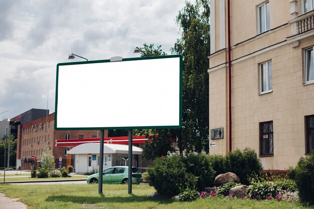 Plakatwand mit leerer Oberfläche für Werbung