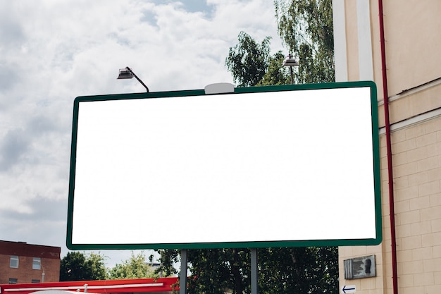 Plakatwand mit leerer Oberfläche für Werbung