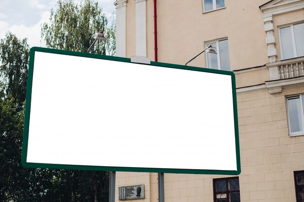 Plakatwand mit leerer Oberfläche für Werbung