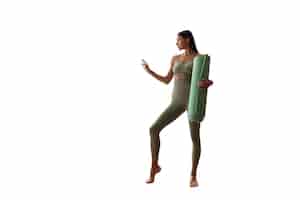 Kostenlose PSD porträt des weiblichen yogalehrers mit matte
