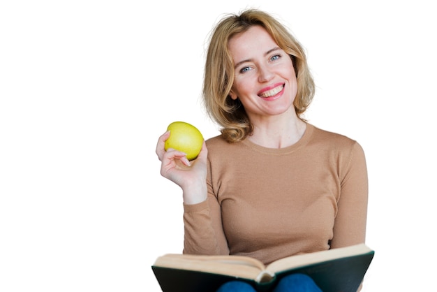 Porträt einer frau, die ein buch liest