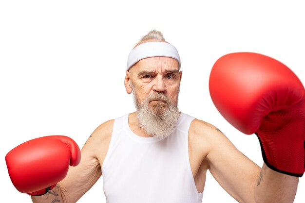 Porträt eines älteren Mannes mit Boxhandschuhen
