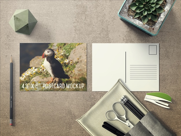 Kostenlose PSD realistische postkarte auf dem desktop mock up