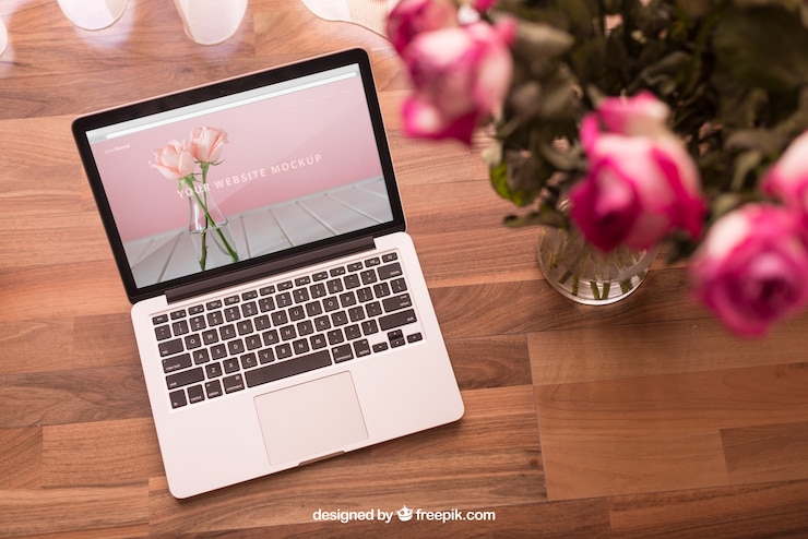 Kostenlose PSD romantischer laptop mockup