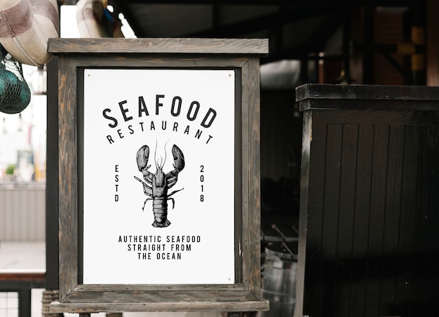 Rustikales Artzeichenmodell an einem Meeresfrüchterestaurant