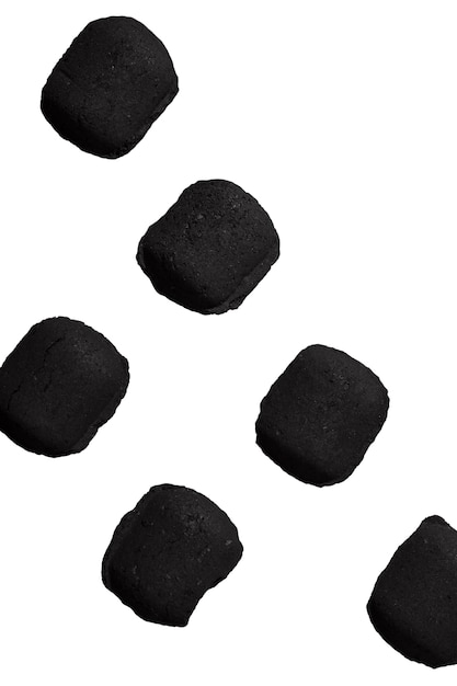 Schwarze Holzkohle in verschiedenen Formen