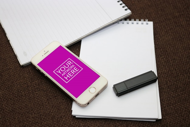 Spiral Notepad mit Smartphone und Flash Drive PSD Mockup