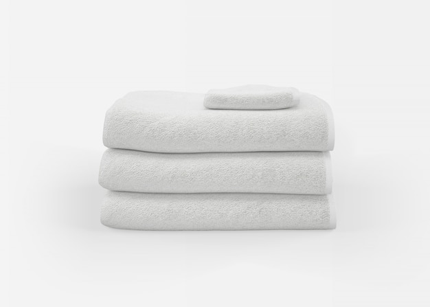 Stapel Handtücher auf Weiß