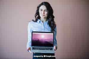 Kostenlose PSD stilvolle geschäftsfrau präsentiert laptop