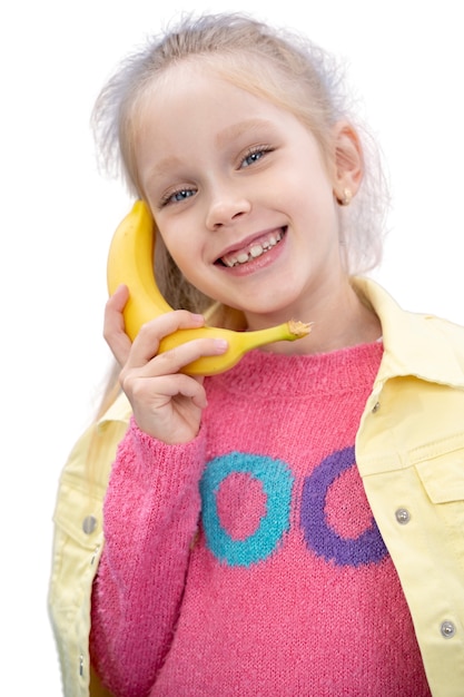 Studioportrait des jungen Mädchens mit Bananenfrucht