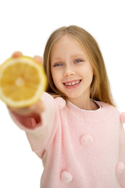 Studioportrait des jungen mädchens mit zitrone