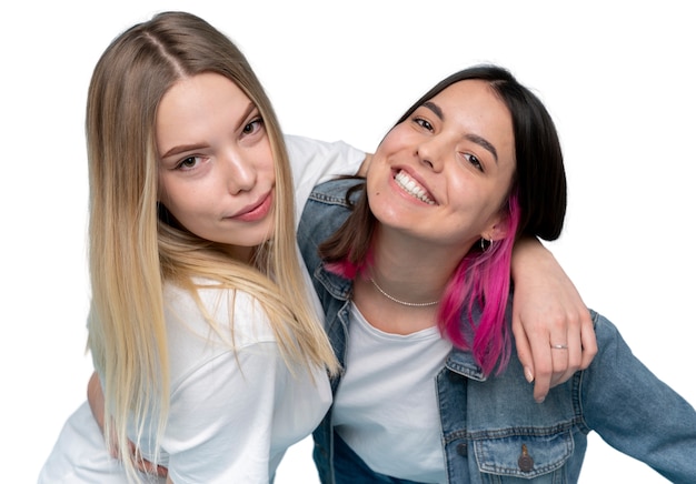 Studioportrait von zwei jungen jugendlichen Freundinnen