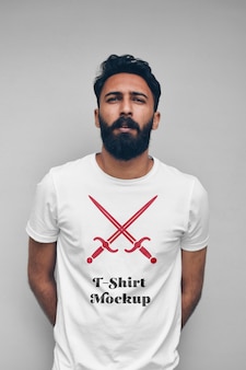 T-shirt mit herrenmodell