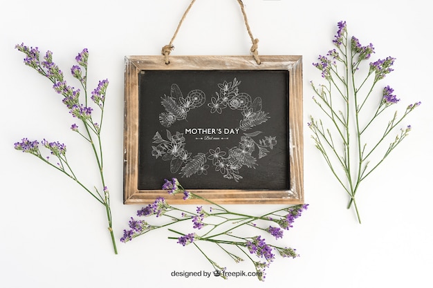 Kostenlose PSD tafel mockup design mit blumen