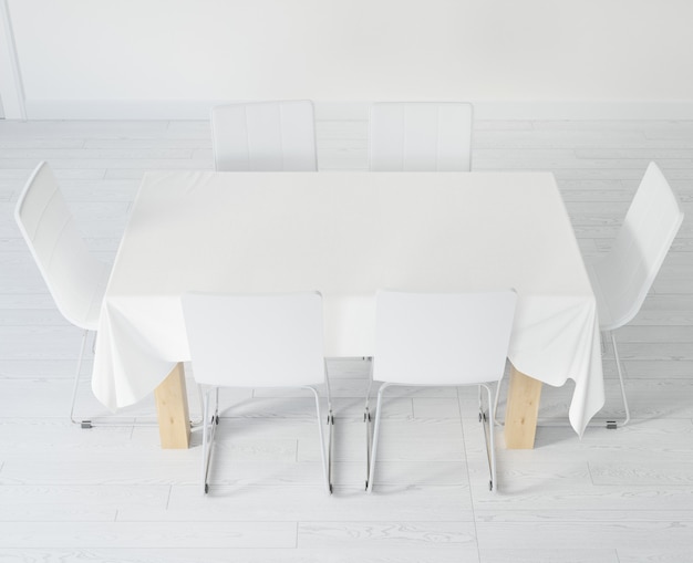Tisch mit Tischdecke und Stühlen