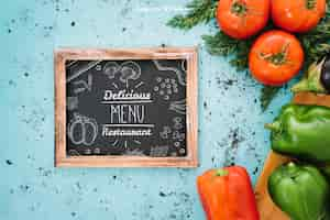 Kostenlose PSD vegetarisches mockup mit schiefer links