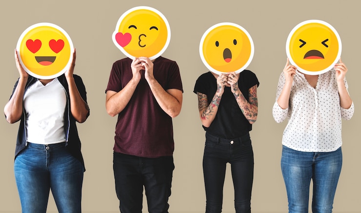 Kostenlose PSD verschiedene menschen mit emoticons bedeckt