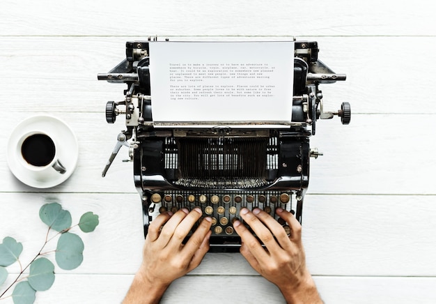 Vogelperspektive eines Mannes, der auf einer Retro- Schreibmaschine schreibt