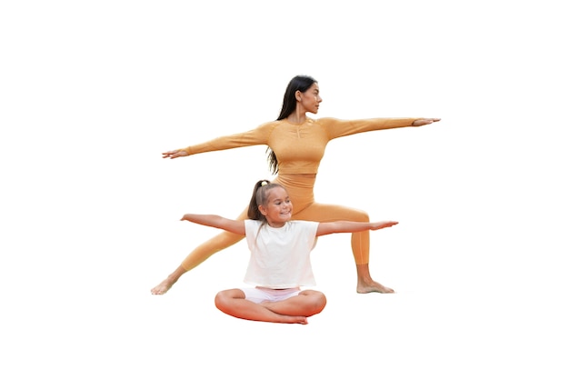 Weiblicher yogalehrer, der meditation mit jungem mädchen tut