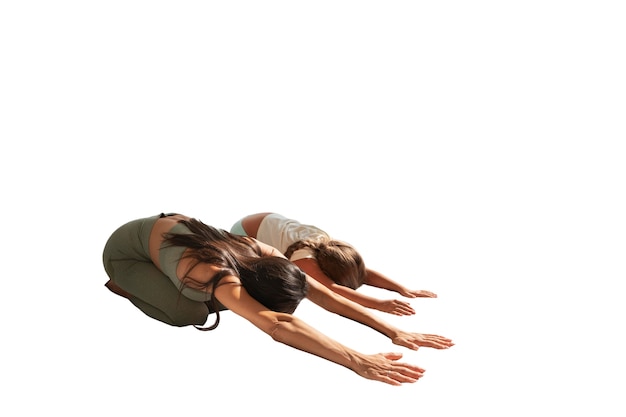 Weiblicher yogalehrer, der meditation mit jungem mädchen tut